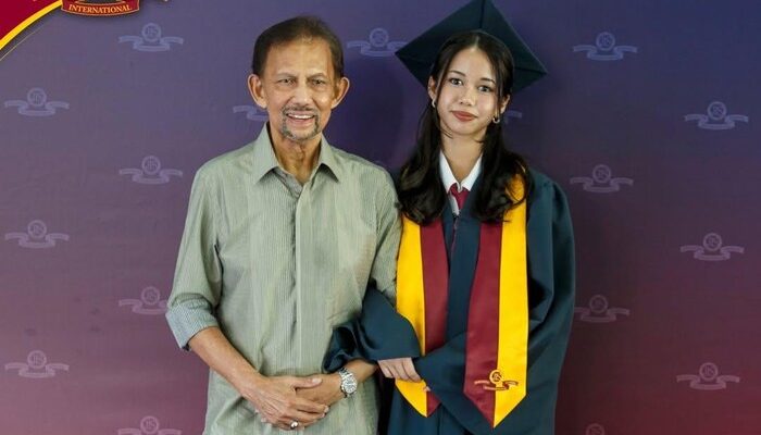 Gaya Bersahaja Sultan Brunei Saat Hadiri Wisuda Anak Bungsu Jadi Sorotan Publik