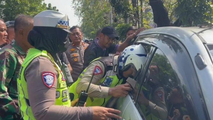 Pria Ditemukan Meninggal di Dalam Mobil di Jakarta Barat, Polisi Selidiki Temuan Obat di Kendaraan