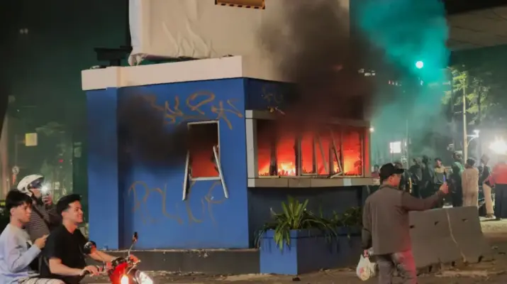 Pos Polisi Slipi Dibakar Massa, Bentrokan Memanas hingga Malam Hari