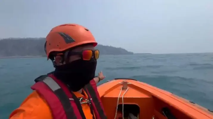 Pencarian Lima Jurnalis di Selat Sunda, Tim SAR Temukan Pelampung hingga Helm Proyek
