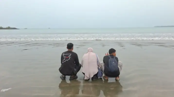 Keluarga Gelar Tabur Bunga untuk Lima Jurnalis dan Kru Kapal yang Hilang di Selat Sunda